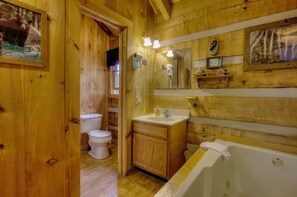 House, 1 King Bed with Sofa bed (Apple Bear View #116) | Bathroom