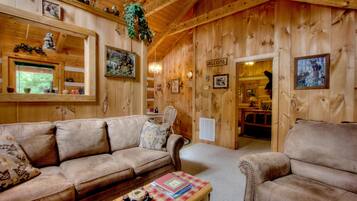 House, 1 King Bed with Sofa bed (Apple Bear View #116) | Living area