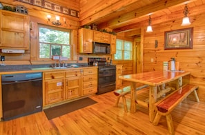 House, Multiple Beds (Browns Bear Den #235) | Private kitchen