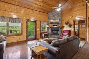 House, Multiple Beds (Mystical Creek Pool Lodge #600) | Living area