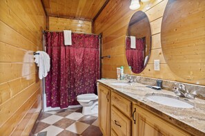 Rumah, Beberapa Tempat Tidur (Mystical Creek Pool Lodge #600) | Kamar mandi | Handuk