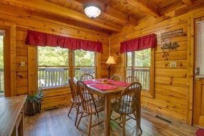 House, Multiple Beds (Buddy Bear #249) | Dining - Buddy Bear #249 (Pigeon Forge)