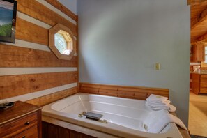 Bathroom - Dream Weaver #1527 (Gatlinburg)