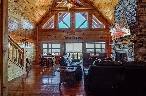 House, Multiple Beds (Majestic View Lodge #426) | Living area