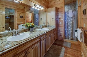 Ferienhaus, Mehrere Betten (Majestic View Lodge #426) | Badezimmer | Handtücher