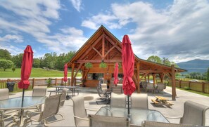 Casa, letti multipli (Majestic View Lodge #426) | Ristorazione all'aperto