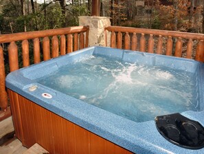 House, 1 King Bed with Sofa bed (Hidden Romance #1404) | Outdoor spa tub - Hidden Romance #1404 (Sevierville)