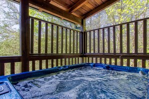 House, 1 King Bed (Always Misbehavin #1412) | Outdoor spa tub