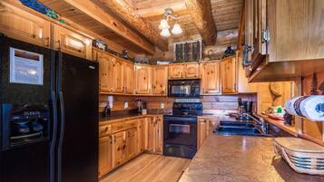 Rumah, Beberapa Tempat Tidur (A Cut Above #371) | Dapur pribadi | Lemari es, microwave, kompor, dan mesin pencuci piring