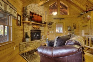 Talo, useita sänkyjä (A Fishing Hole #156) | Olohuone