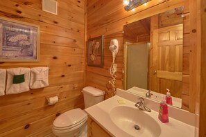 Casa, varias camas (Heavenly Hideaway #256) | Baño | Toallas 