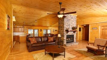 House, Multiple Beds (Heavenly Creekside #276) | Living area