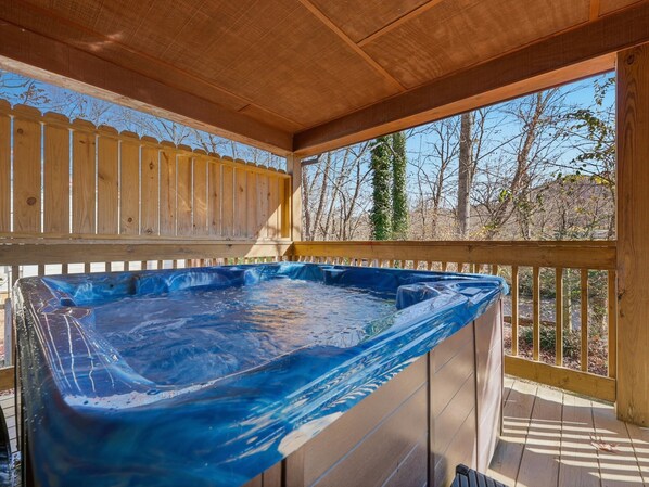 Casa, varias camas (Heavenly Creekside #276) | Tina de hidromasaje al aire libre