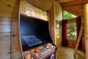 House, Multiple Beds (Eagle's View #356) | Game room