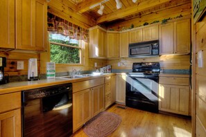 Casa, varias camas (Eagle's View #356) | Cocina privada | Refrigerador, microondas, parrilla de estufa y lavavajillas 