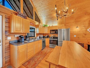 Huis, meerdere bedden (Cottage In The Pines #297) | Privékeuken | Een koelkast, een magnetron, een kookplaat, een vaatwasser