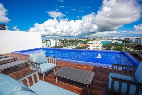 Alberca al aire libre, alberca en la azotea y camastros