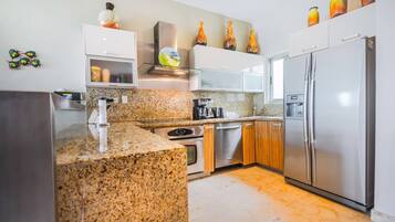 Horno, parrilla de estufa, utensilios de cocina y comedor