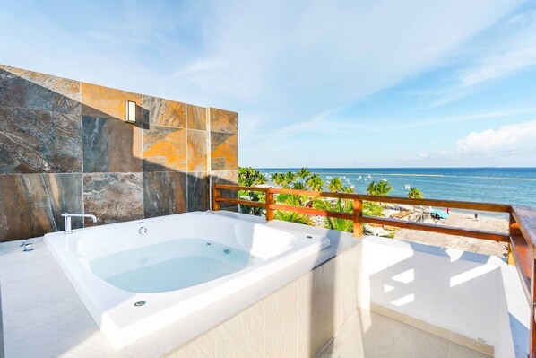 Outdoor spa tub