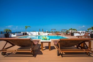 Piscina externa, piscina no terraço, espreguiçadeiras