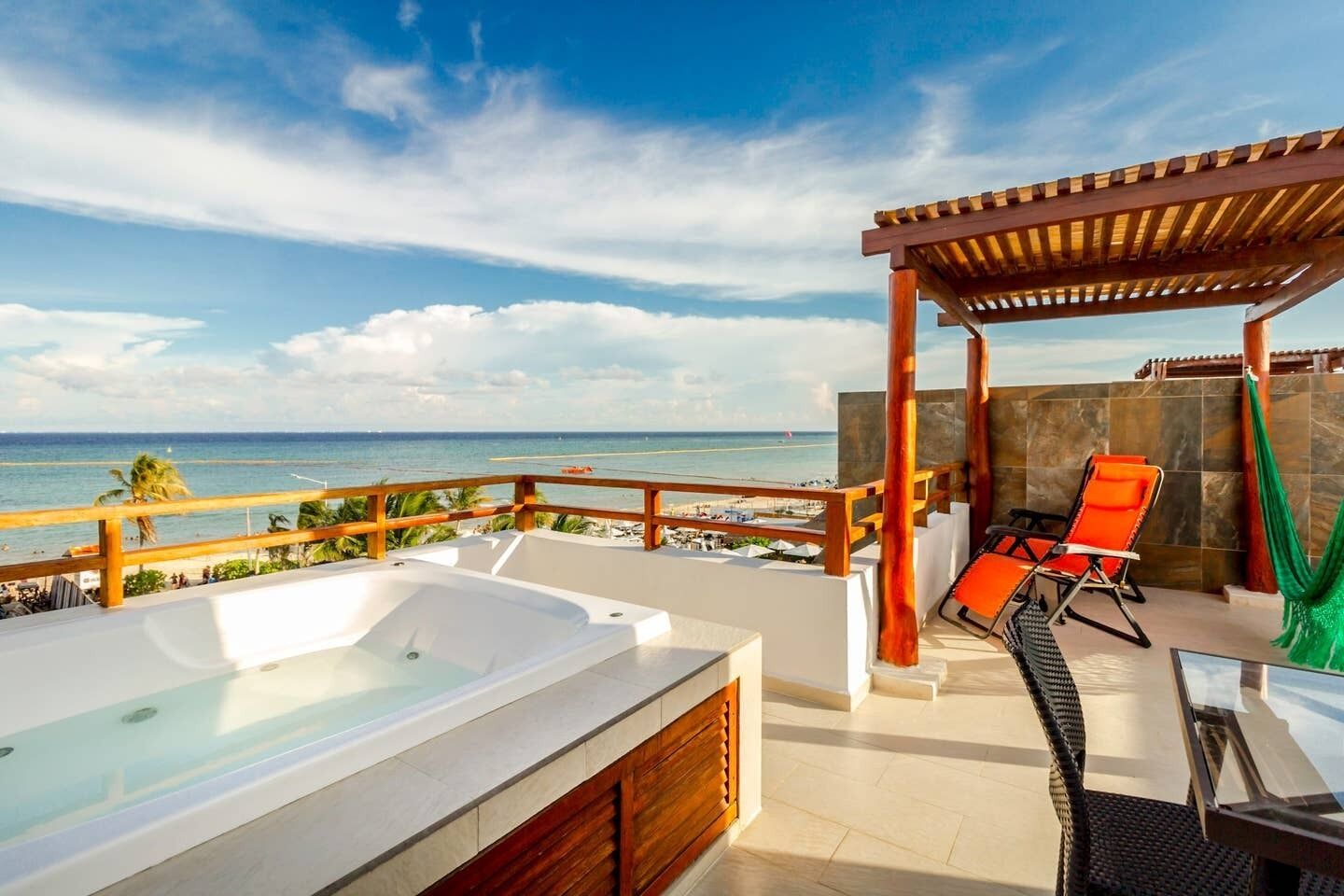 Tina de hidromasaje al aire libre