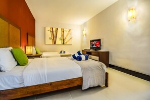 Une chambre d’hôtel moderne dotée d’un grand lit, de deux tables de chevet, d’un téléviseur à écran plat et d’une œuvre d’art accrochée au mur.
