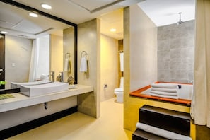 Bathtub, towels - Beachfront Condo by Mamitas Beach (Playa del Carmen)