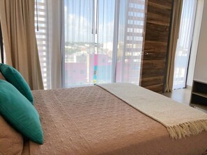 3 slaapkamers, een laptopwerkplek, een strijkplank/strijkijzer, wifi