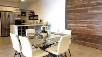 Apartemen (3 Bedrooms) | Dapur pribadi | Lemari es besar, microwave, oven, dan kompor