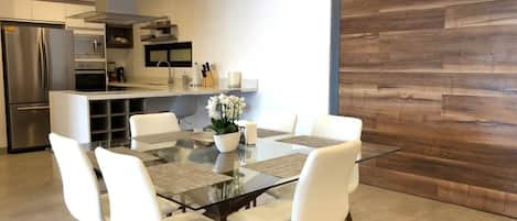 Apartment (3 Bedrooms) | Private kitchen | Full-sized fridge, microwave, oven, stovetop