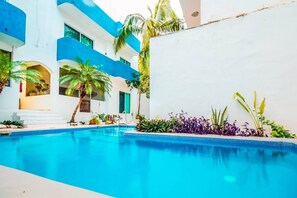 Outdoor pool, pool loungers