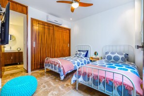 3 bedrooms, laptop workspace, iron/ironing board, bed sheets - 3BR Modern Penthouse!own Rooftop Pool!min to Beach (Playa del Carmen)