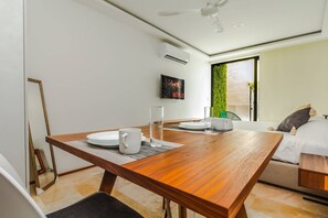 Laptop workspace, free WiFi, bed sheets
