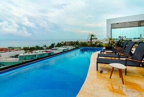 Outdoor pool, an infinity pool, pool loungers - Amazing Studio, Best Location, AC, Beach! (Playa del Carmen)