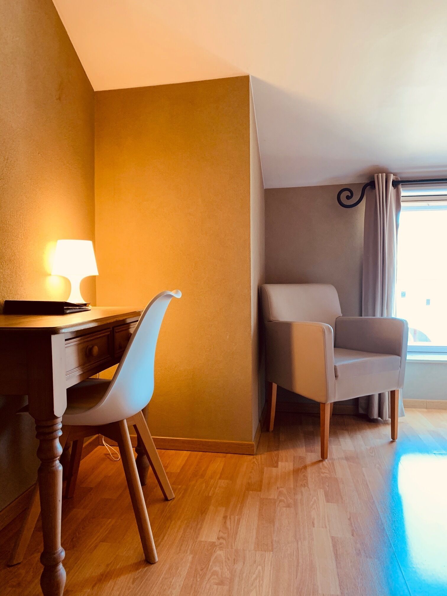 classic double or twin room | living area | flat-screen tv