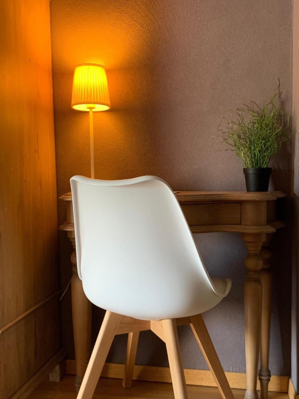 1 bedroom, individually decorated, individually furnished, desk