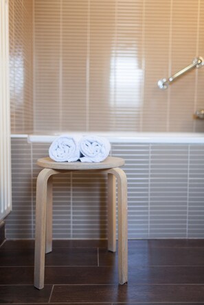 Classic-Doppel- oder -Zweibettzimmer | Badezimmerausstattung | Kostenlose Toilettenartikel, Haartrockner, Handtücher, Toilettenpapier