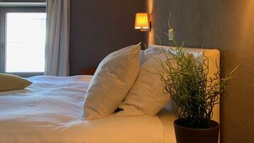 Habitación clásica con 1 cama matrimonial o 2 individuales | Decoración personalizada, muebles diferentes, escritorio y wifi gratis