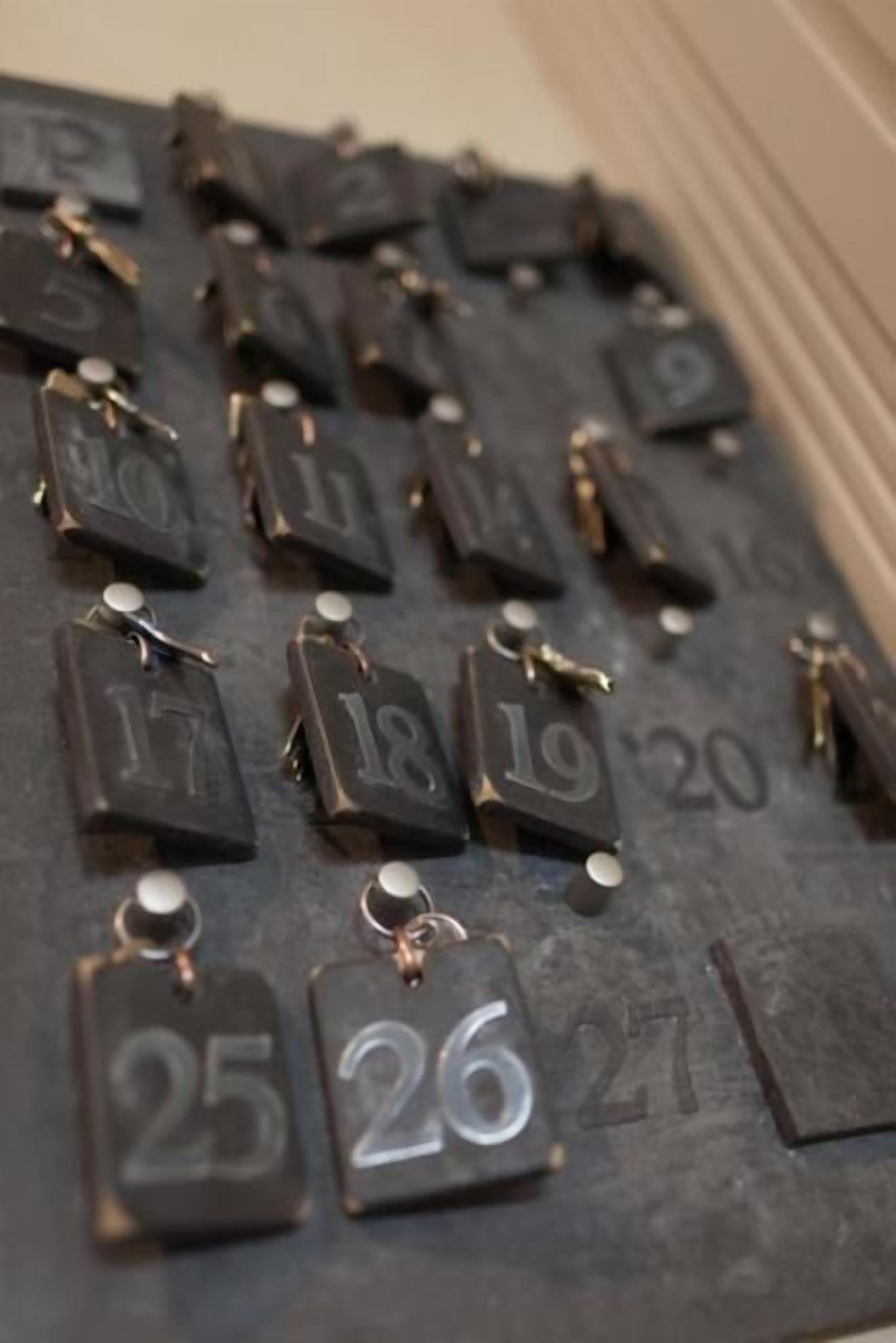 Een metalen plaquette met genummerde vakken voor data, waarschijnlijk gebruikt voor reserveringen of het bijhouden van gegevens.