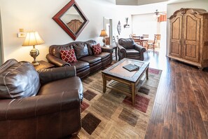 尊貴公寓客房, 4 間臥室, 按摩浴缸, 高球場景 | 客廳 | 40 吋平面電視連有線電視頻道、電視、DVD 播放機