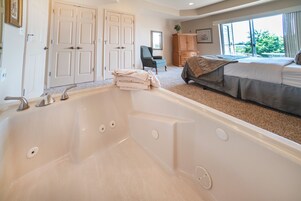 Romantic Suite, 1 Bedroom, Jetted Tub, Resort View | Private spa tub