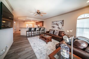 家庭公寓客房, 2 間臥室, 露台, 高球場景 | 客廳 | 40 吋平面電視連有線電視頻道、電視、DVD 播放機