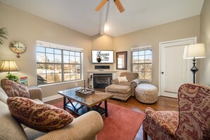 家庭公寓客房, 3 間臥室, 露台, 高球場景 | 客廳 | 40 吋平面電視連有線電視頻道、電 視、DVD 播放機