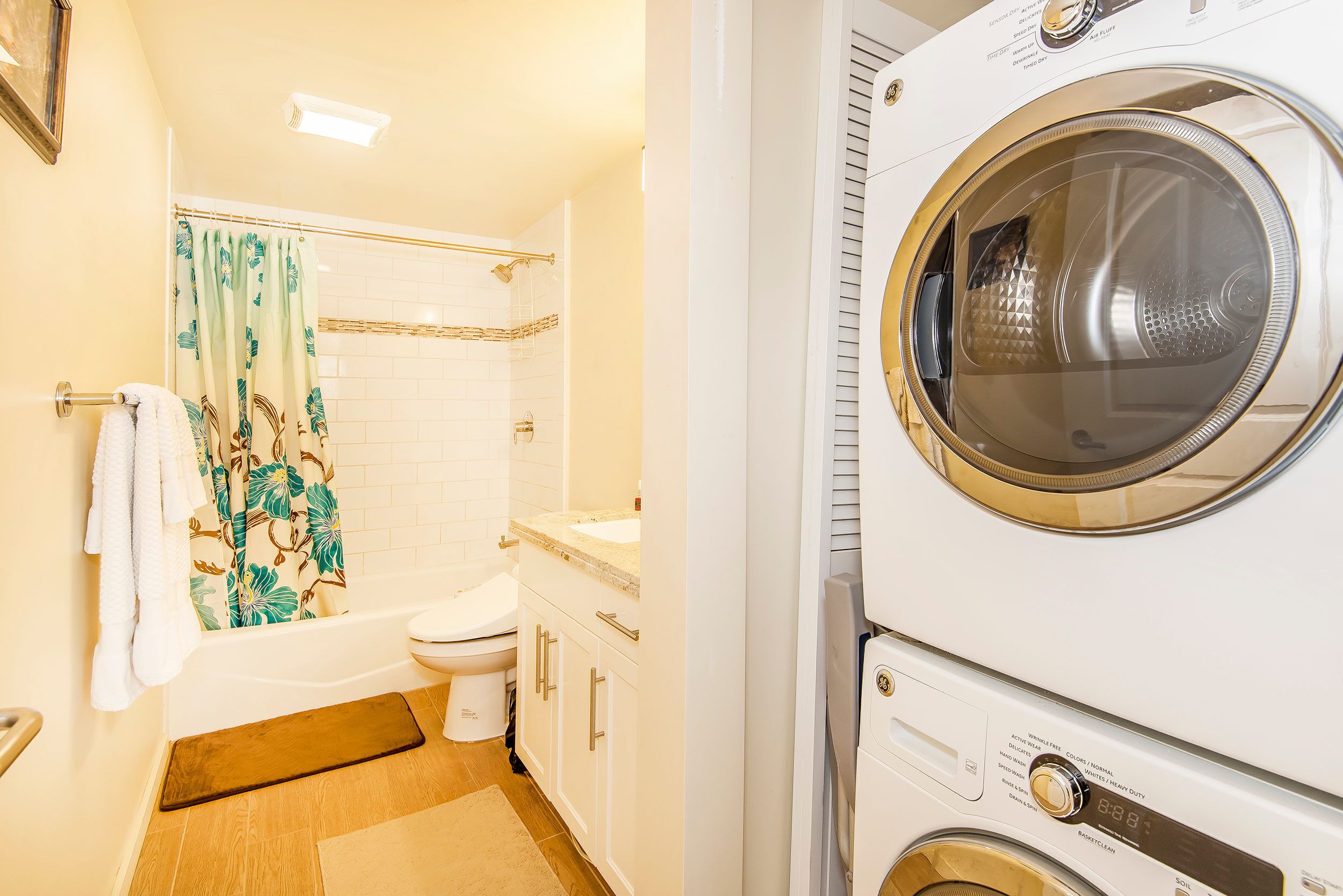 Combined shower/tub, hair dryer, towels