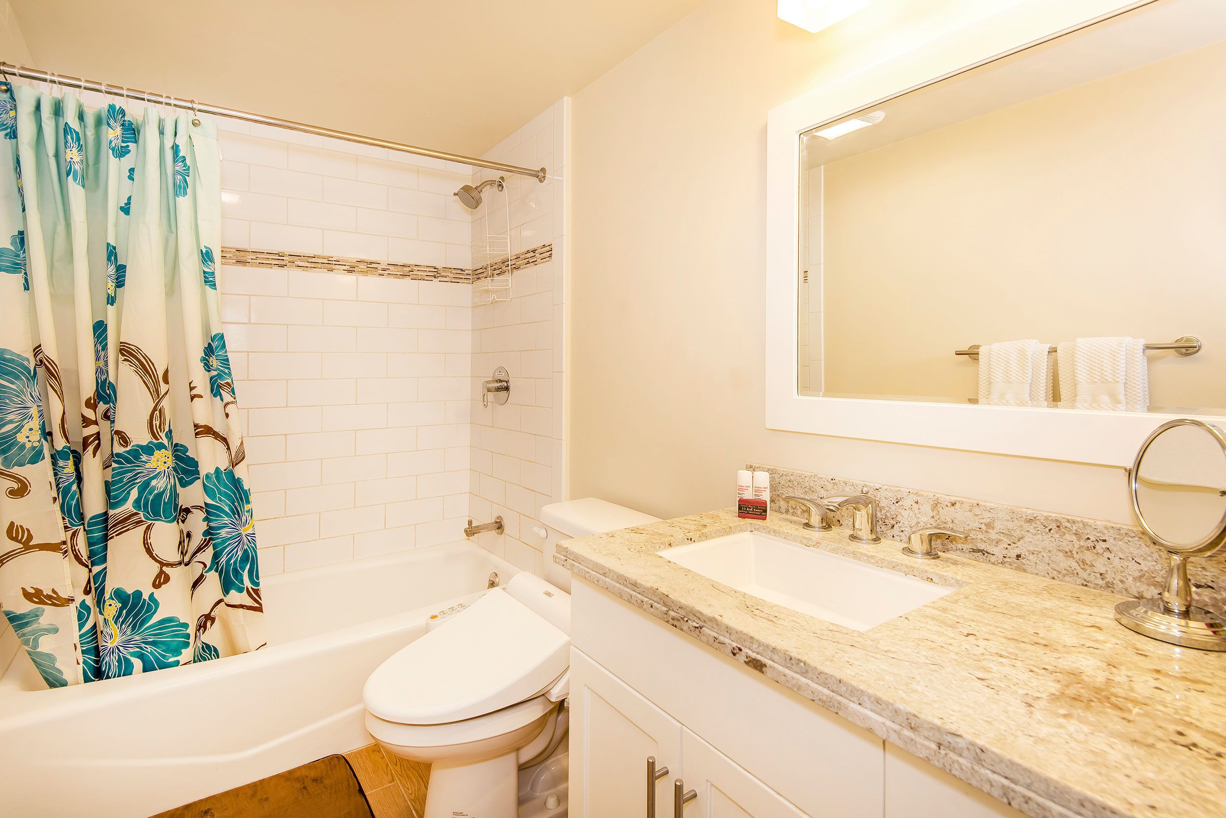 Combined shower/tub, hair dryer, towels