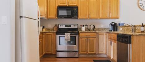 Geladeira, micro-ondas, fogão, cooktop