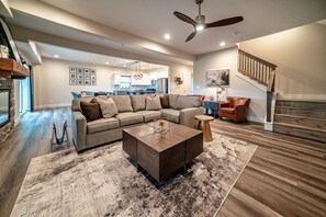 프레지덴셜 하우스, 벽난로, 골프장 전망 | 거실 공간 | 케이블 채널 시청이 가능한 40인치 평면 TV, TV, 벽난로