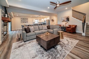 프레지덴셜 하우스, 벽난로, 골프장 전망 | 거실 공간 | 케이블 채널 시청이 가능한 40인치 평면 TV, TV, 벽난로