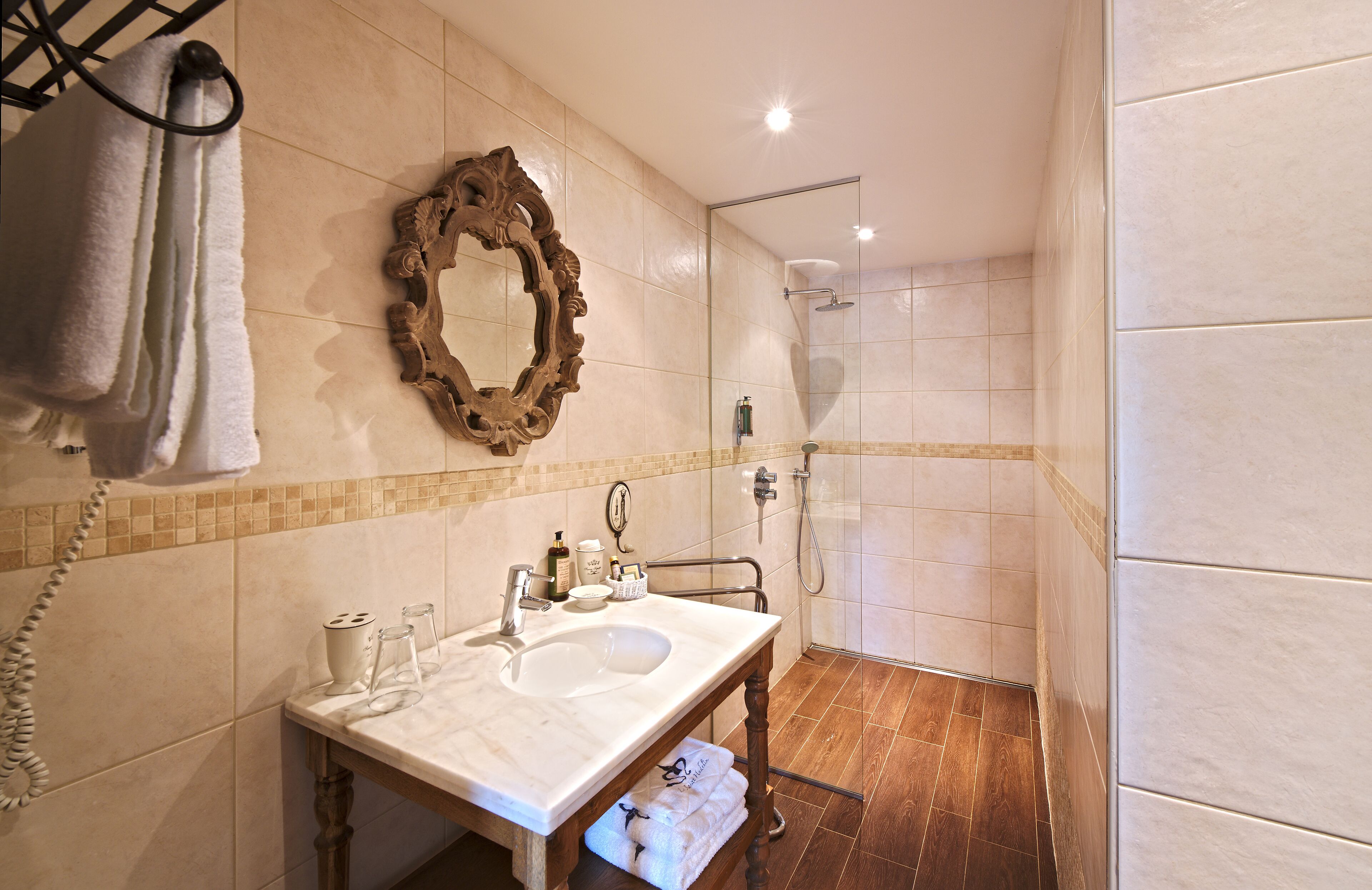 double room (douceur) | bathroom | free toiletries, hair dryer, towels