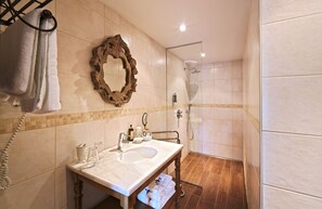 Quarto casal (Douceur) | Banheiro | Produtos de toalete grátis, secador de cabelo, toalhas de banho